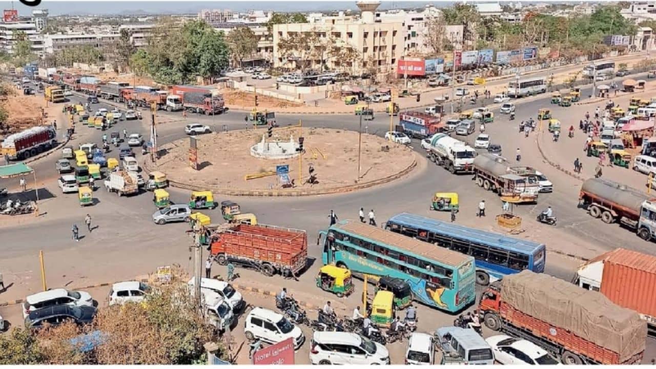 Banaskantha : એરોમા સર્કલ બન્યું મુસીબતનું સર્કલ ! વધતા ટ્રાફિકથી સ્થાનિકો ત્રાહિમામ, જુઓ Video