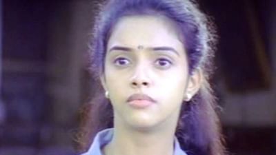  અસીન થોટ્ટુમકલ જે અસીન તરીકે ઓળખાય છે, તે એક ભારતીય ભૂતપૂર્વ અભિનેત્રી છે જેણે મુખ્યત્વે તમિલ, હિન્દી અને તેલુગુ ફિલ્મોમાં કામ કર્યું છે. અસીન ગજની ફિલ્મથી મોટું નામ કમાયું છે. તો આજે આપણે અસીનના પરિવાર અને પર્સનલ લાઈફ વિશે રસપ્રદ વાત કરીએ.