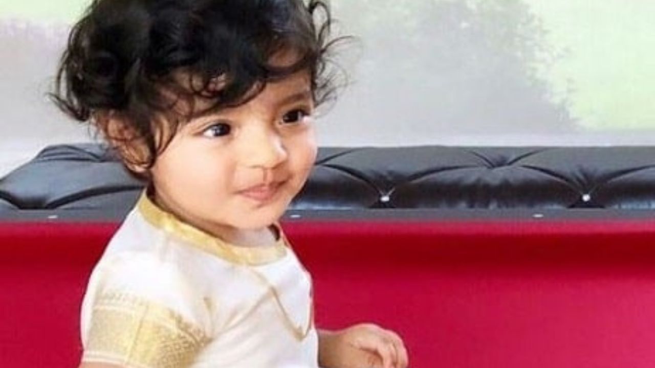 રિવાજ મુજબ અસીનનું નામ તેના દાદીના નામ પરથી મેરી રાખવામાં આવ્યું હતું, પરંતુ તેના પિતાએ તેનું નામ અસીન રાખ્યું, કારણ કે નામનો એક સુંદર અર્થ હતો.