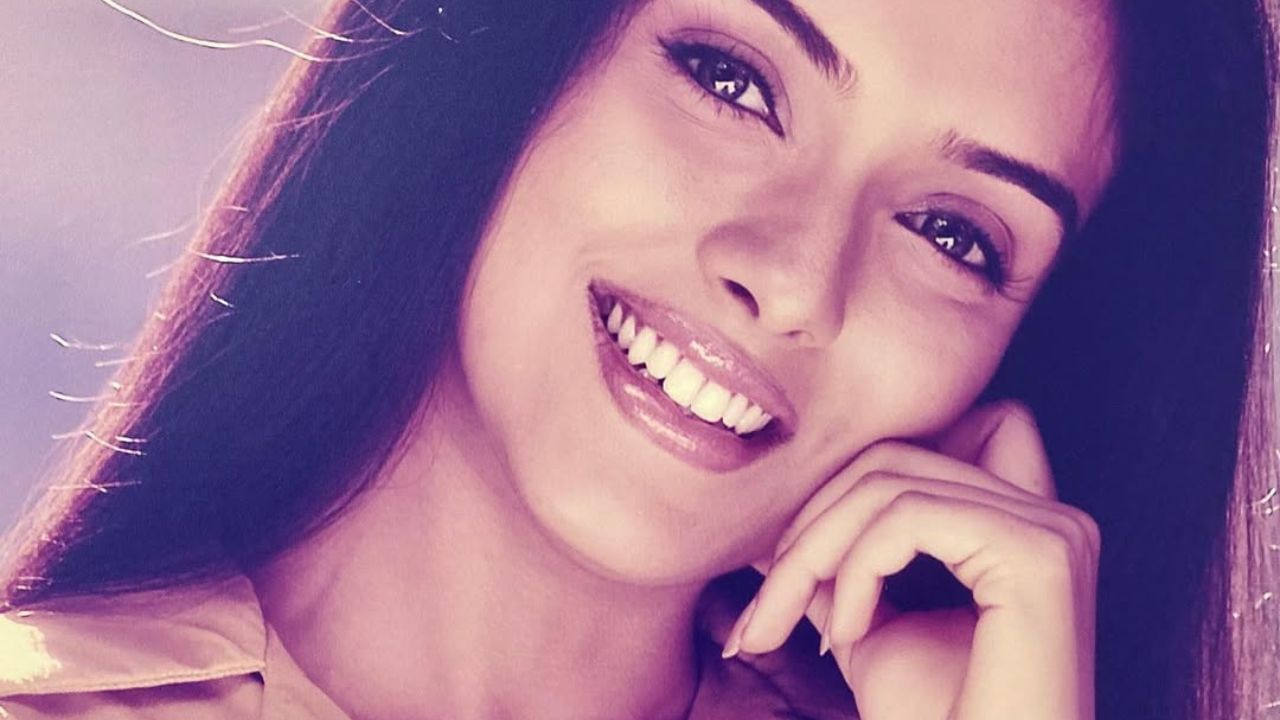 અસિને LKG થી X ધોરણ સુધી નેવલ પબ્લિક સ્કૂલમાં અભ્યાસ કર્યો. ત્યારબાદ તેમણે કેરળ ઉચ્ચ માધ્યમિક પરીક્ષા બોર્ડ શિક્ષણ માટે કોચીની સેન્ટ ટેરેસા સ્કૂલમાં અભ્યાસ કર્યો. ત્યારબાદ કોચીની સેન્ટ ટેરેસા કોલેજમાં અભ્યાસ કર્યો, જ્યાં તેણીએ અંગ્રેજી સાહિત્યમાં બેચલર ઓફ આર્ટસ ડિગ્રી મેળવી હતી.