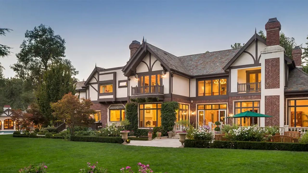 આ શહેર કેલિફોર્નિયાની સિલિકોન વેલીમાં સ્થિત આથર્ટન છે આ ફક્ત એક શહેર નથી, પરંતુ વિશ્વનો સૌથી ધનિક રહેણાંક ઝોન માનવામાં આવે છે. તે એવા શહેરોમાં ગણાય છે જ્યાં અબજોપતિઓ ભરપૂર છે, અને કરોડપતિઓ સામાન્ય છે. અહીંની દરેક શેરી અને દરેક ખૂણો "મિલિયન ડોલરના પડોશીઓ" નો ભાગ છે.