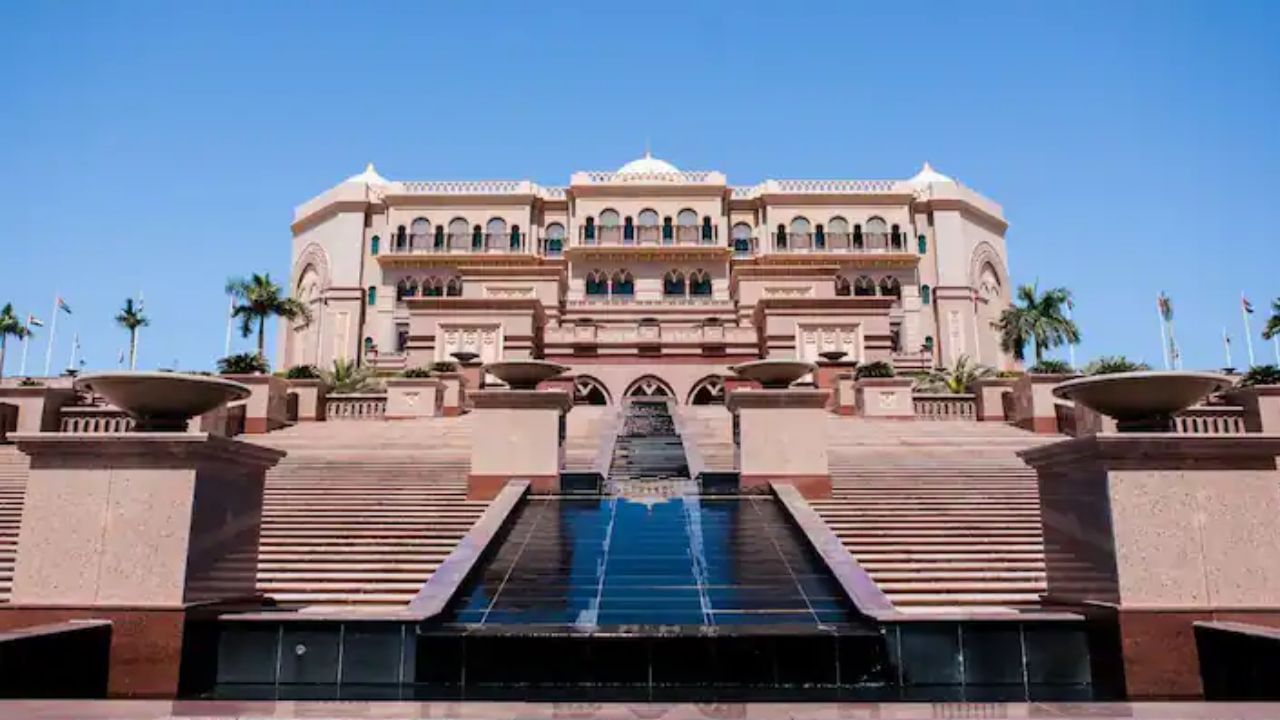 બ્લૂમબર્ગના અહેવાલ મુજબ, આથર્ટન અમેરિકાનો સૌથી મોંઘો ઝિપ કોડ છે. અહીંના ઘરોની સરેરાશ કિંમત $10 મિલિયનથી $100 મિલિયન અથવા આશરે 830 મિલિયન રૂપિયા (આશરે 830 મિલિયન રૂપિયા) સુધીની છે.