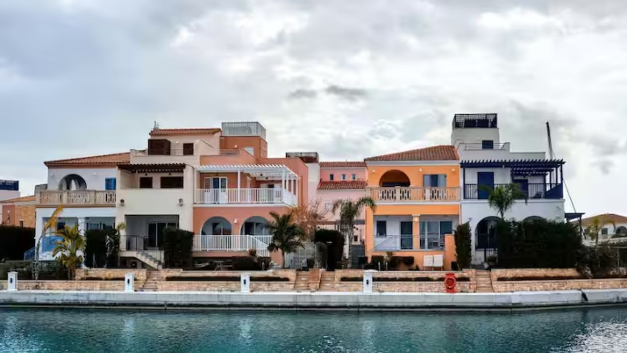 અહીંના રહેવાસીઓ ફક્ત શ્રીમંત જ નથી, પરંતુ ટેક ઉદ્યોગના કેટલાક સૌથી પ્રભાવશાળી વ્યક્તિઓ પણ છે, જે વિશ્વની દિશા નક્કી કરે છે. એથર્ટનની સૌથી મોટી શક્તિ તેની શાંતિ અને ગોપનીયતા છે. શેરીઓ પહોળી છે, અને ઘરો ઊંચા વૃક્ષો અને હરિયાળીથી ઘેરાયેલા છે, જે તેને અન્ય પડોશીઓથી અલગ બનાવે છે.