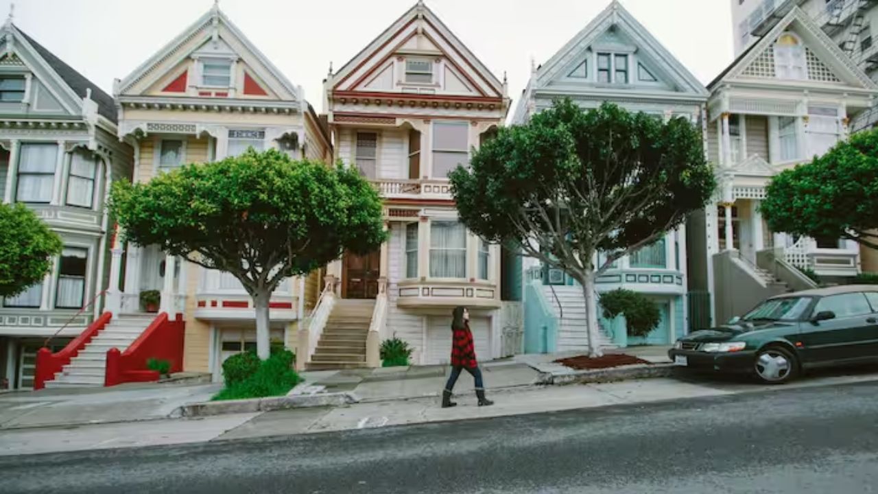 મીડિયાની નજરથી દૂર, આ સ્થળ હાઈ-પ્રોફાઇલ વ્યક્તિઓ માટે ખાનગી સ્વર્ગથી ઓછું નથી. અહીંના ઘરોની ભવ્યતા જોવાલાયક છે. દરેક ઘરમાં ફેલાયેલા લૉન, સ્વિમિંગ પુલ, ટેનિસ કોર્ટ, ગેસ્ટ હાઉસ અને હાઇ-ટેક સુરક્ષા સિસ્ટમ જેવી સુવિધાઓ છે.