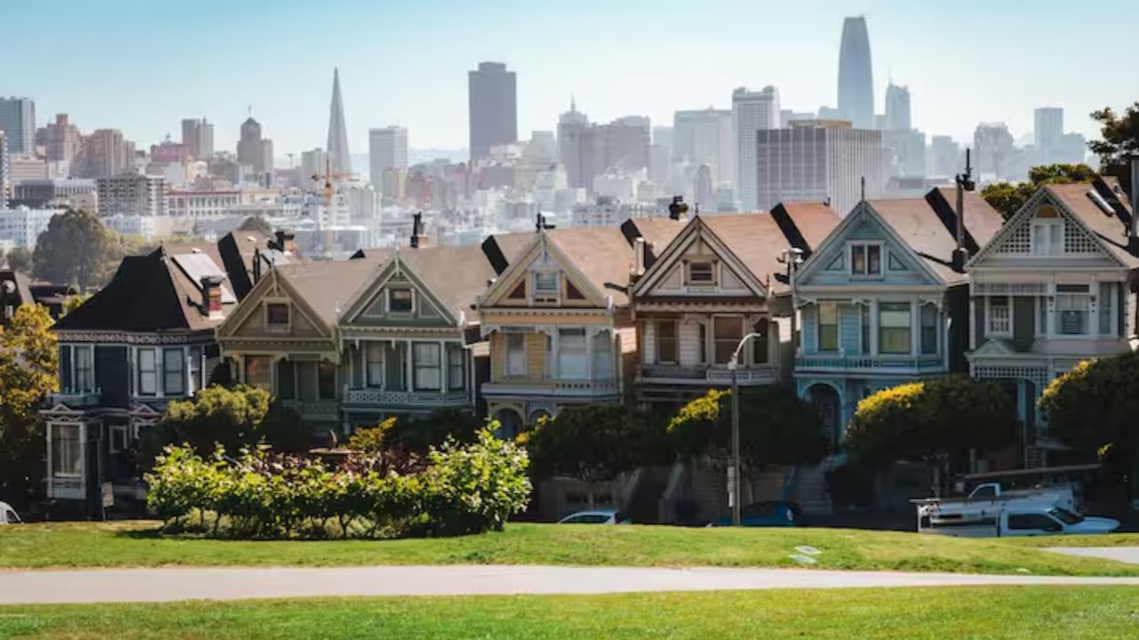 આ જ કારણ છે કે આ શહેરને "સાયલન્ટ રિચ ઝોન" તરીકે પણ ઓળખવામાં આવે છે, જ્યાં દરેક વ્યક્તિ ખૂબ જ શ્રીમંત હોય છે પરંતુ તેનો બડાઈ મારતા નથી. આથર્ટનને ફક્ત તેની વૈભવી જીવનશૈલી માટે જ નહીં પરંતુ તેના બાળકોના શિક્ષણ માટે પણ એક સીમાચિહ્ન માનવામાં આવે છે. તેની શાળાઓ અમેરિકામાં સૌથી પ્રતિષ્ઠિત અને મોંઘી શાળાઓમાંની એક છે, જ્યાં ટ્યુશન ફી સરેરાશ પરિવારની વાર્ષિક આવક કરતાં વધુ છે.