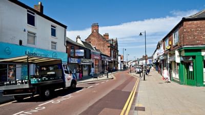 શું તમે ક્યારેય વિચાર્યું છે કે જો Google, Facebook અને Microsoft ના CEO એક જ શેરીમાં તમારા પડોશી હોત તો જીવન કેવું હોત? તમે અને હું કદાચ આની કલ્પના પણ નહીં કરી શકીએ, પરંતુ દુનિયામાં એક એવું શહેર છે જેની દરેક શેરી અને દરેક ખૂણે કરોડપતિઓ રહે છે આ કોઈ ફિલ્મની કાલ્પનિકતા નથી, પરંતુ વાસ્તવિકતા છે.