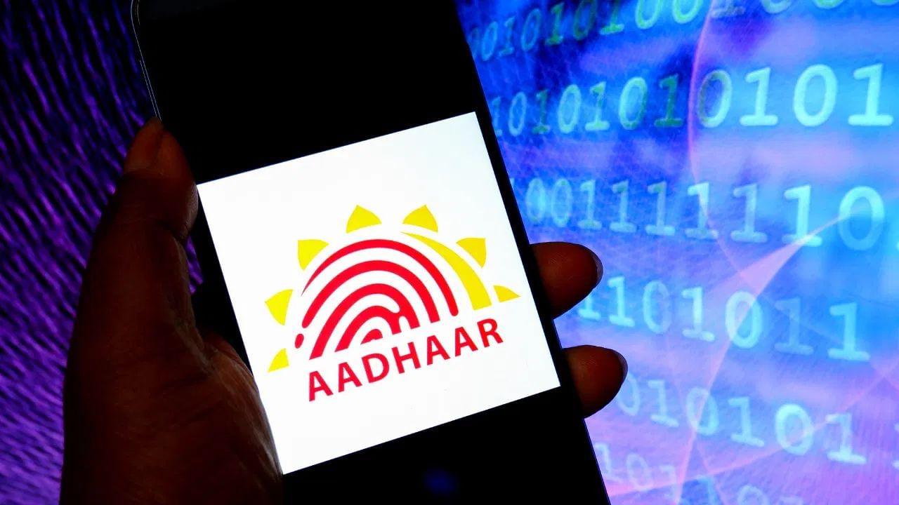 નવી Aadhaar App નો ઉપયોગ કરીને આધાર હોલ્ડર્સ તેમના બાયોમેટ્રિક્સને લોક અને અનલોક કરી શકે છે. વધુમાં બાયોમેટ્રિક હિસ્ટરી પણ ચેક કરી શકો છો.