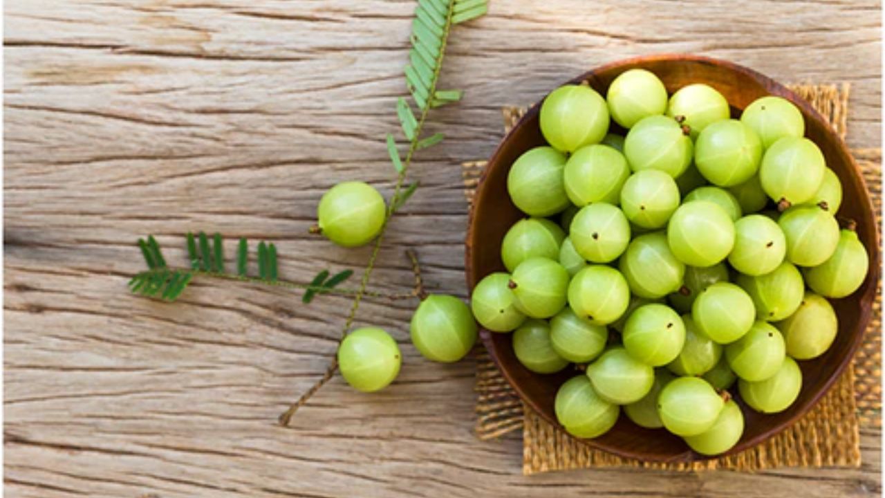 આમળા: આમળા શિયાળાનું એક સુપરફ્રૂટ છે. વિટામિન સીથી ભરપૂર, તે ત્વચાને કડક બનાવવામાં અને કરચલીઓ ઘટાડવામાં મદદ કરે છે. તમે તાજા આમળા સીધો ખાઈ શકો છો, તેનો રસ પી શકો છો અથવા તેમાંથી ચટણી બનાવી શકો છો.