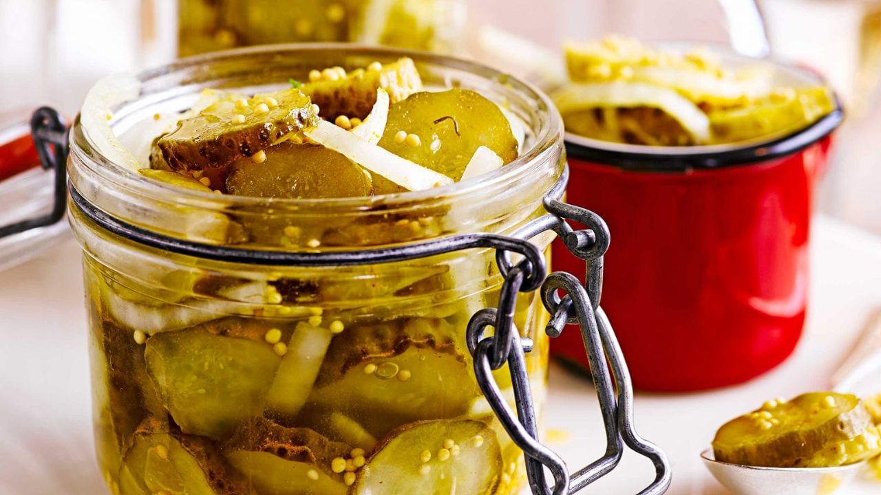 તેને તૈયાર કરવા માટે શાકભાજીને ધોઈને, કાપીને તડકામાં સૂકવવામાં આવે છે. પછી વિવિધ મસાલા પીસવામાં આવે છે અને તેલ ઉમેરવામાં આવે છે. પછી તેને યોગ્ય રીતે સારી રીતે સ્વાદ આવે તે માટે તડકામાં મૂકવામાં આવે છે.
