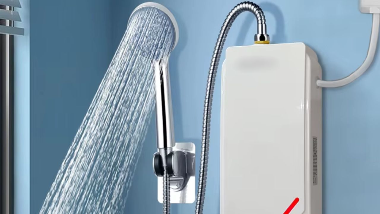 વોટર હીટર કેટલા વોટનું હોય છે?: બજારમાં ઉપલબ્ધ મોટાભાગના વોટર હીટર 1,500 વોટથી 3,000 વોટ સુધીના હોય છે. નાના ઘરો માટે અથવા 1-2 લોકોના ઉપયોગ માટે, 1,500-2,000 વોટનું ગીઝર પૂરતું છે. મોટા પરિવારો માટે 3,000 વોટ સુધીનું મોડેલ વધુ સારું છે. ધ્યાનમાં રાખો કે વધુ વોટેજ ઝડપી ગરમી પ્રદાન કરે છે પરંતુ વીજળીનો વપરાશ પણ વધારે છે. તેથી ખરીદતા પહેલા તમારી જરૂરિયાતો અનુસાર વોટેજ પસંદ કરો.