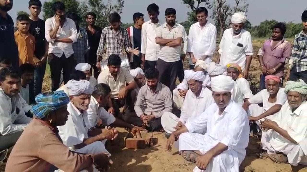 Banaskantha : માવઠાનો માર ! દેઢા ગામે ખેડૂતોએ ખેતરમાં હવન કરી પાક નુકસાની સરવેનો કર્યો વિરોધ, જુઓ Video Banaskantha : માવઠાનો માર ! દેઢા ગામે ખેડૂતોએ ખેતરમાં હવન કરી પાક નુકસાની સરવેનો કર્યો વિરોધ, જુઓ Video