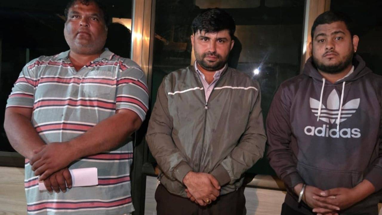 Breaking News : બનાસકાંઠાની નકલી ઘીની ફેકટરીમાંથી 7 ડબ્બા બનાસ ડેરીના માર્કાવાળા મળ્યા, 3 આરોપીની ધરપકડ, જુઓ Video