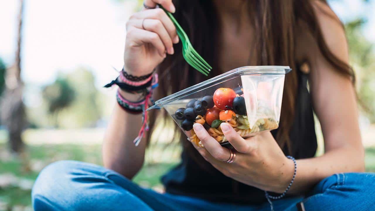 છેલ્લા કેટલાક વર્ષોમાં દેશમાં કેન્સરના કેસ ઝડપથી વધી રહ્યા છે. વિશ્વ આરોગ્ય સંગઠન અનુસાર 2024માં ભારતમાં કેન્સરના 1.4 મિલિયન નવા કેસ નોંધાયા હતા. કેન્સરના કેસોમાં આ વધારાનું એક મુખ્ય કારણ બિનઆરોગ્યપ્રદ ખાવાની આદતો છે. ફાસ્ટ ફૂડનો વપરાશ નોંધપાત્ર રીતે વધ્યો છે. 
