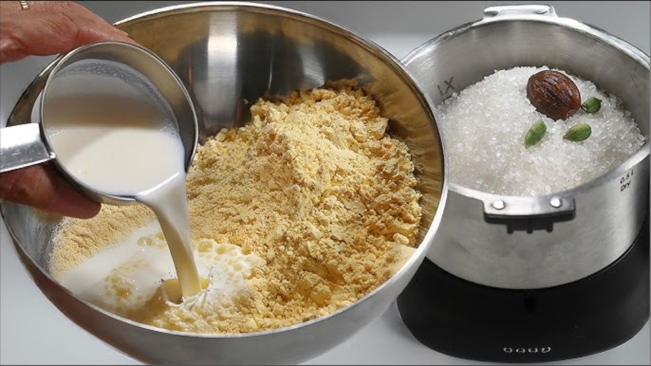 સુડકો બનાવવા માટે સૌ પ્રથમ એક પેનમાં 1 ચમચી ઘી ધીમા તાપે ગરમ કરો. તેમાં કાળા મરી અને 2 ચમચી ચણાનો લોટ ઉમેરો. લોટને બરાબર શેકી લો. 