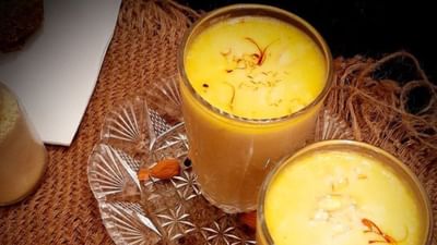 શિયાળામાં, આપણે ઘણીવાર રાત્રે જાગીએ છીએ, ક્યારેક તરસ લાગે છે, ક્યારેક ઠંડી લાગે છે, અને ક્યારેક શૌચાલય જવાની જરૂર પડે છે. આ બધા બહાના છે. જો તમારું શરીર અંદરથી ગરમ હોય અને તમે આરામ કરો અને ગાઢ ઊંઘ લો, તો અનિદ્રાની સમસ્યા દૂર થઈ જશે. સૂતા પહેલાનું આ પીણું પીવાથી શરદી, ખાંસી અને ફ્લૂ સામે  રક્ષણ આપે છે.