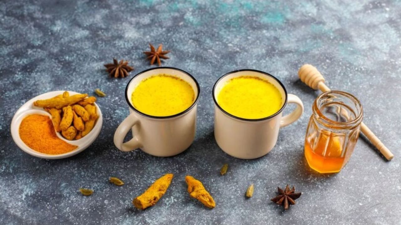 બેસનનો સુડકો બનાવવા માટે 1 ચમચી ઘી,2 ચમચી ચણાનો લોટ, 1/2 ચમચી હળદર,1/2 ચમચી સૂંઠનો પાઉડર,2-3 કાળા મરી, 2 કપ દૂધ, 1.5 ચમચી ગોળ પાવડર અને કાજુ, બદામ સહિત કેટલાક સૂકા મેવા અને કેસરની જરુર પડશે. 