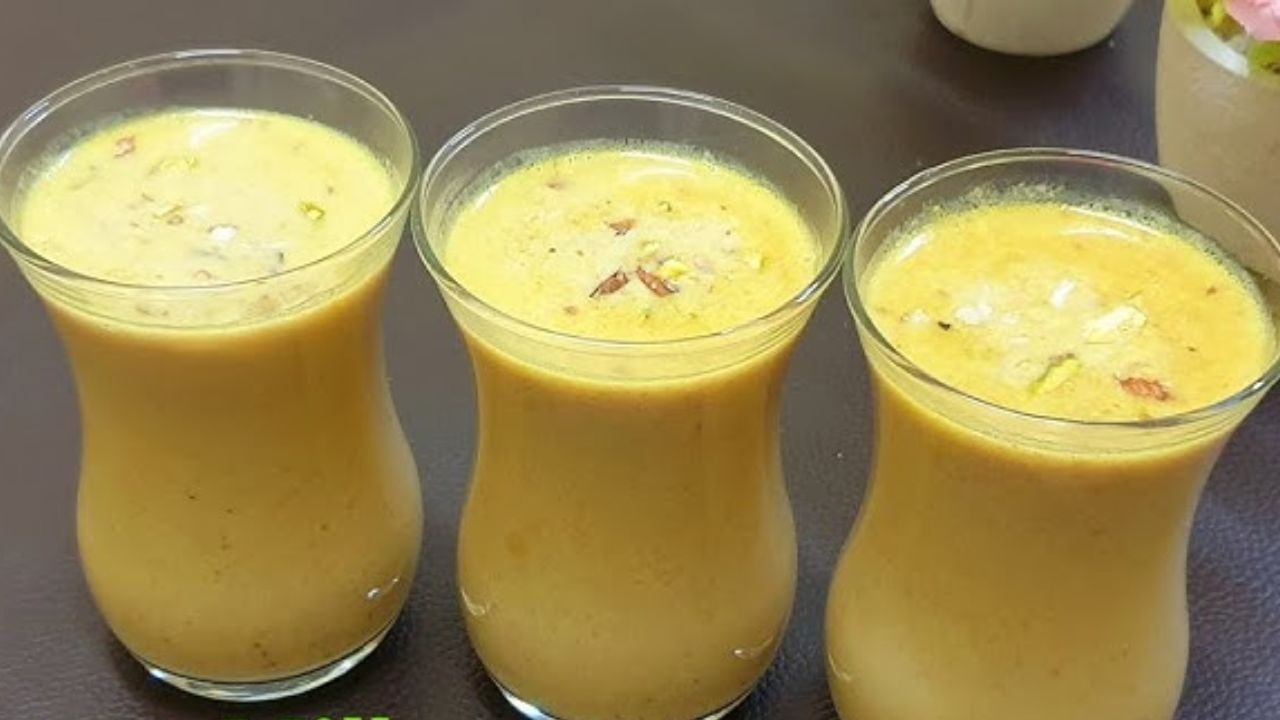 ત્યારબાદ તેમાં કાળા મરી ,1/2 ચમચી હળદર અને 1/2 ચમચી સૂંઠનો પાવડર ઉમેરો અને ફરીથી મિક્સ કરો. આ પછી, તમે તમારી પસંદગીના ડ્રાય ફ્રુટ ઉમેરી શકો છો.