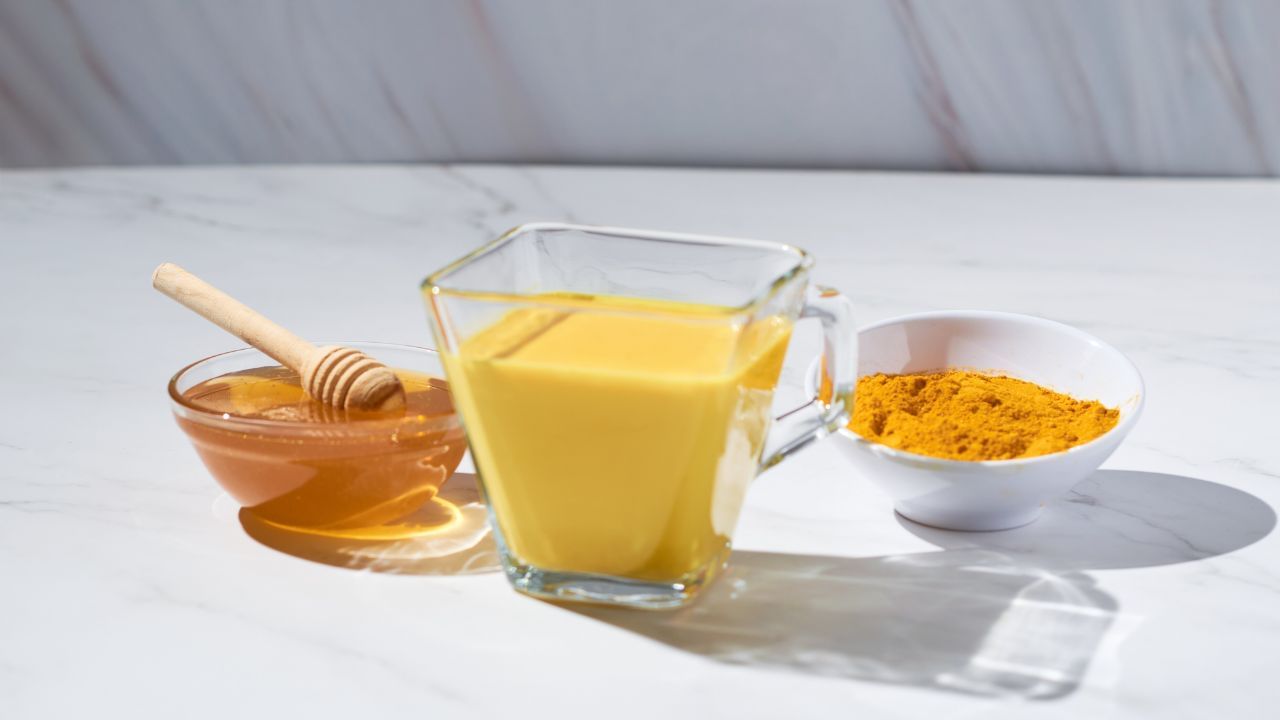 હવે તેમાં દૂધ ઉમેરો. બધી સામગ્રી સારી રીતે મિક્સ થઈ જાય તે માટે દૂધને 2-3 વખત ઉકાળો. દૂધ ઉકળી જાય એટલે ગેસ બંધ કરી તેમાં ગોળનો પાઉડર ઉમેરો. 