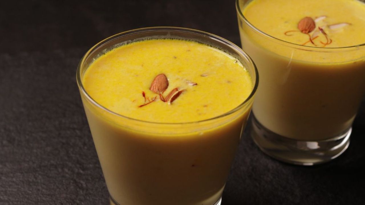 આ તૈયાર થયેલા દૂધને તમે દરરોજ રાત્રે સેવન કરી શકો છો. આ દૂધ પીવાથી રાત્રે  ઊંઘ સારી આવે છે. 