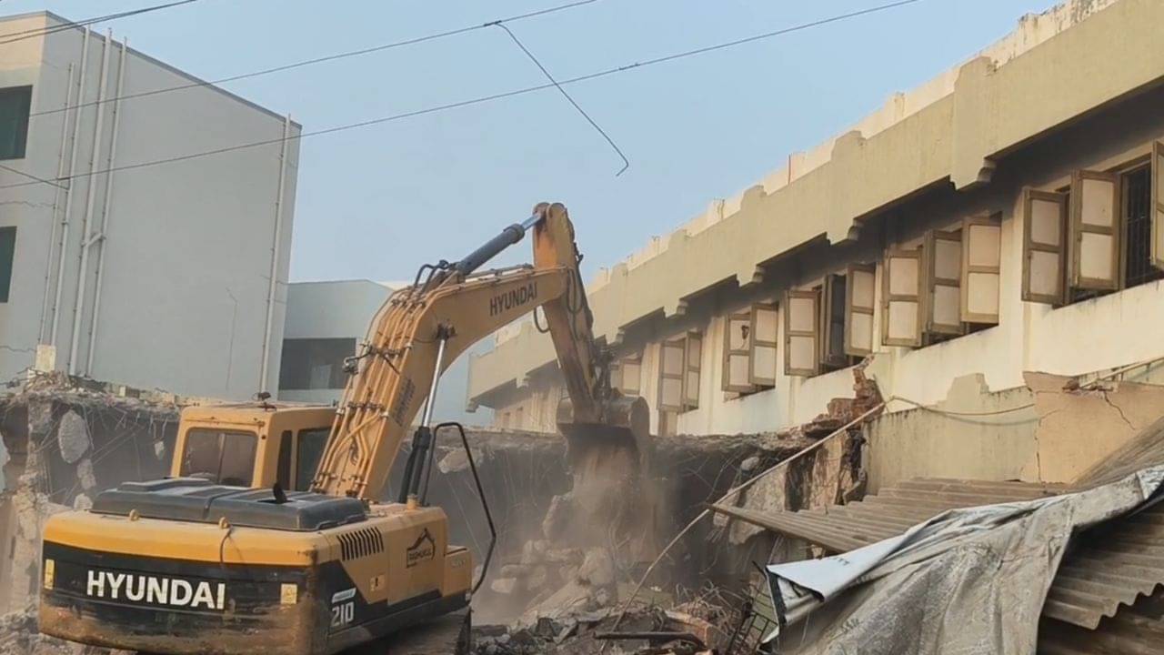 ભાવનગરમાં ફરી વળ્યું દાદાનું બુલડોઝર ! ચુસ્ત પોલીસ બંદોબસ્ત સાથે ધાર્મિક દબાણ તોડી પાડ્યું, જુઓ Video