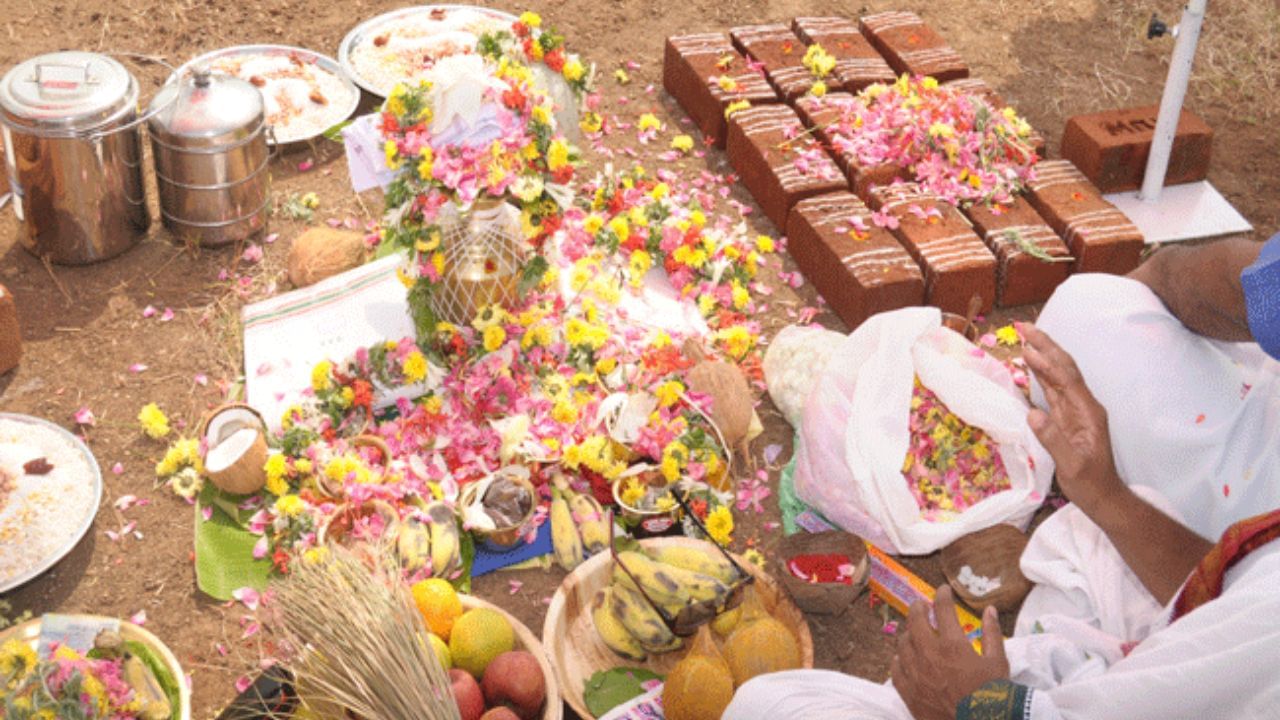 વાસ્તુ શાસ્ત્ર ઘરના પાયાને ખૂબ મહત્વ આપે છે. એવું માનવામાં આવે છે કે મજબૂત પાયો ઘરની સમૃદ્ધિ અને સ્થિરતામાં વધારો કરશે. તેથી પાયો નાખતી વખતે પાયામાં કેટલીક ખાસ વસ્તુઓ મૂકવી શુભ માનવામાં આવે છે.