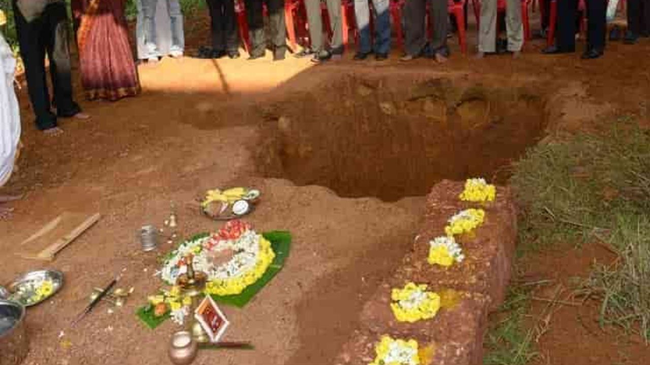 ચાંદીના નાગ-નાગણની જોડી શેષનાગનું પ્રતીક માનવામાં આવે છે, જે પૃથ્વીને ધારણ કરે છે. તેમને પાયામાં રાખવાથી ઘરનું રક્ષણ થાય છે. ભાગવત પુરાણમાં પણ આનો ઉલ્લેખ છે.