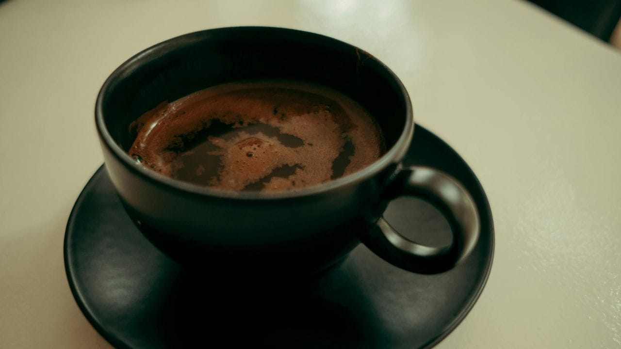 જોકે કોફી પીવી આનંદ આપે છે, પરંતુ તેની માત્રા નિયંત્રિત રાખવી જરૂરી છે. દિવસમાં એકથી બે કપ બ્લેક કોફી પીવી સંપૂર્ણપણે સલામત છે અને શરીર માટે ફાયદાકારક છે. વધુ કોફી પીવાથી એસિડિટી, ઊંઘમાં ઘટાડો અને ચિંતા જેવી સમસ્યાઓ થઈ શકે છે.