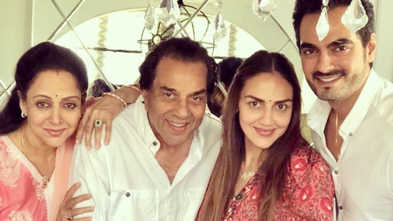 ધર્મેન્દ્ર અને હેમાને બે બાળકો હતા, એશા અને આહના. બંનેએ લગ્ન કર્યા અને બાળકો પણ હતા. જોકે એશાએ તેના પતિને છૂટાછેડા આપી દીધા છે.