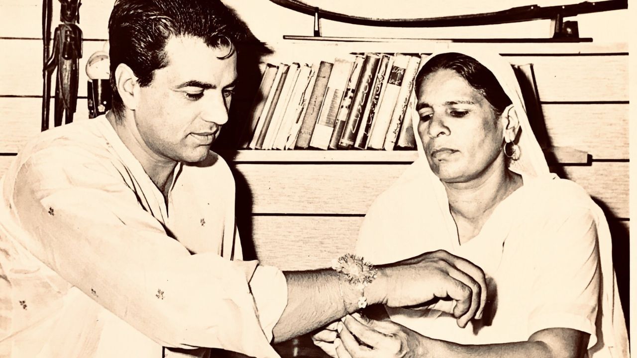  આહાના દેઓલના પતિ વૈભવ વોહરા છે. તેમને ત્રણ બાળકો છે, બે જોડિયા દીકરીઓ અને એક દીકરો. આહાનાએ ફિલ્મોમાં પણ અભિનય કર્યો છે, પરંતુ હવે તે તેના પરિવાર સાથે ચર્ચાથી દૂર રહેવાનું પસંદ કરે છે.