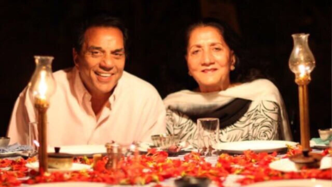 અભિનેતાનો પરિવાર ખુબ ચર્ચામાં રહે છે. પીઢ અભિનેતાએ બે વાર લગ્ન કર્યા હતા, એક પ્રકાશ કૌર સાથે અને બીજા હેમા માલિની સાથે. તેમના કુલ 6 બાળકો અને 13 પૌત્રો છે. ચાલો તમને તે બધાનો પરિચય કરાવીએ.