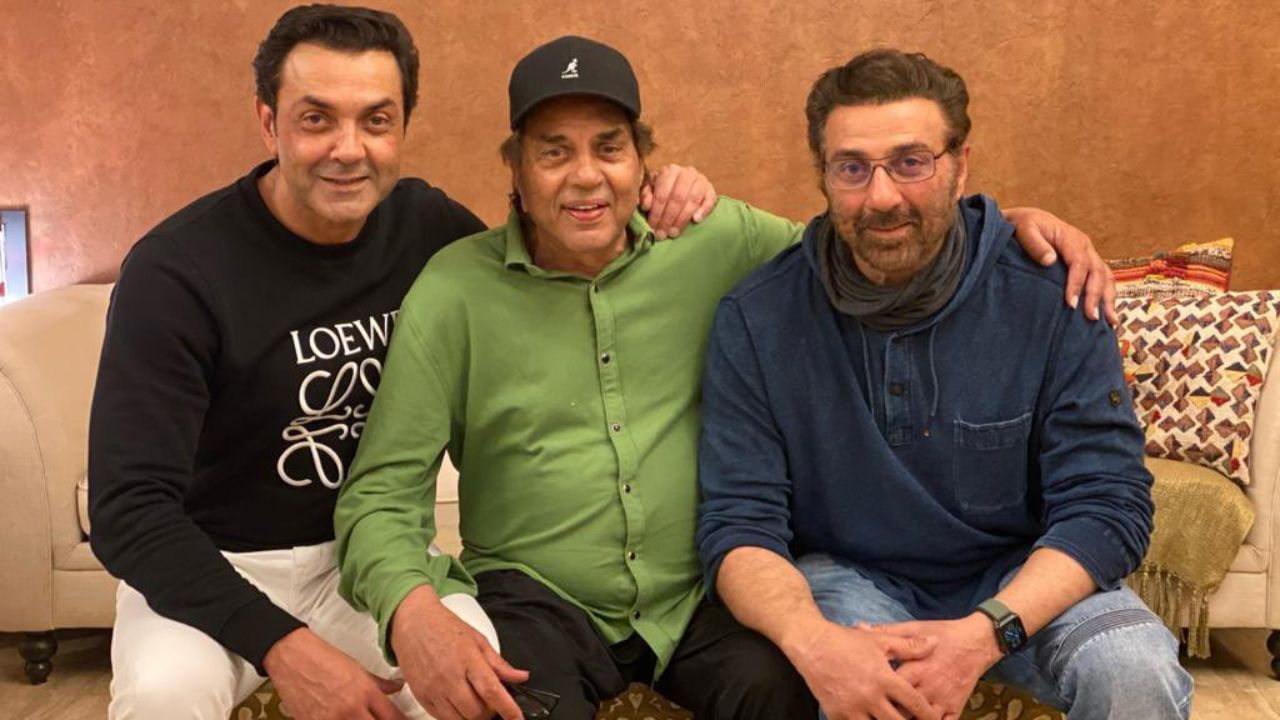 ધર્મેન્દ્રએ પ્રકાશ કૌર સાથે લગ્ન કર્યા હતા જ્યારે તેઓ 19 વર્ષના હતા. તે સમયે, તેઓ હજુ સુધી અભિનેતા બન્યા ન હતા કે ફિલ્મ ઉદ્યોગમાં પ્રવેશ્યા ન હતા. ધર્મેન્દ્ર અને પ્રકાશ કૌરને ચાર બાળકો છે, સની દેઓલ, બોબી દેઓલ, વિજેતા દેઓલ અને અજિતા દેઓલ.