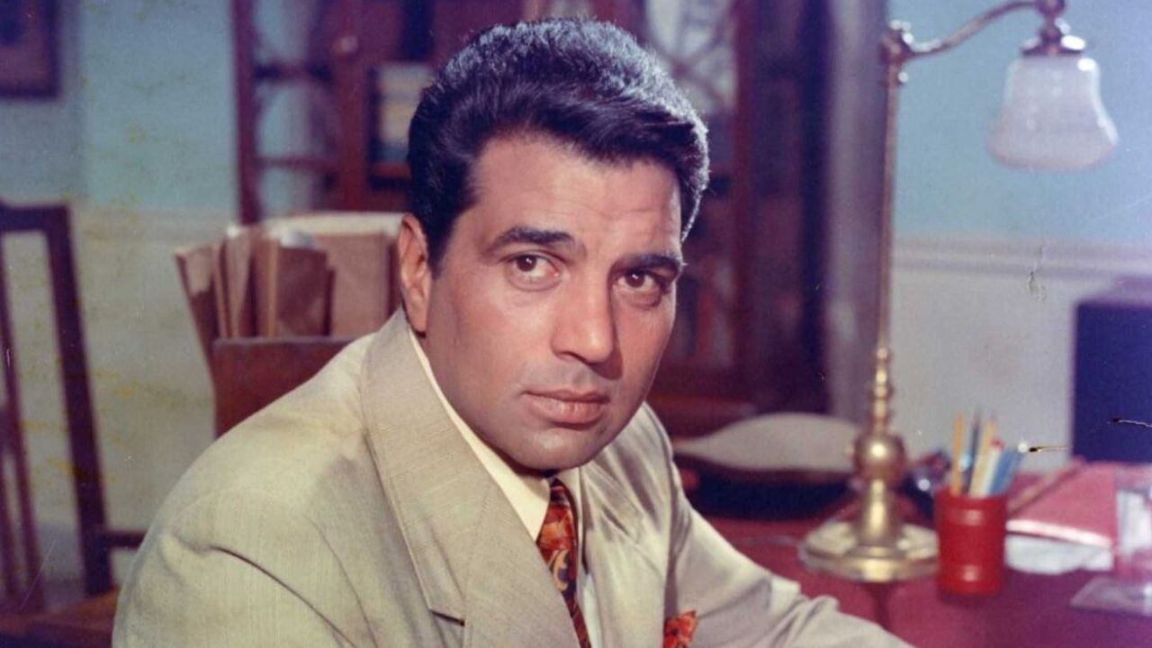 તાજેતરમાં ધર્મેન્દ્રના સ્વાસ્થ્યને કારણે તેમના ચાહકોમાં ફરી ચિંતા ફેલાઈ છે.થોડાં દિવસો પહેલા ધર્મેન્દ્રને શ્વાસ લેવામાં તકલીફને કારણે મુંબઈની બ્રીચ કેન્ડી હોસ્પિટલમાં દાખલ કરવામાં આવ્યા હતા. જોકે તેમની તબિયત ધીમે-ધીમે સુધરી રહી છે. આ દરમિયાન સોશિયલ મીડિયા પર ફરી એક ચર્ચા શરૂ થઈ છે: "હી-મેન" નો અર્થ શું છે અને ધર્મેન્દ્રને આ ઉપનામ કેમ મળ્યું?
