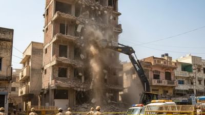 બિલ્ડરની 'મનમાની' પર તંત્રનો કોરડો, ગેરકાયદે ઇમારત પર ફરી વળ્યું બુલડોઝર બિલ્ડરની 'મનમાની' પર તંત્રનો કોરડો, ગેરકાયદે ઇમારત પર ફરી વળ્યું બુલડોઝર