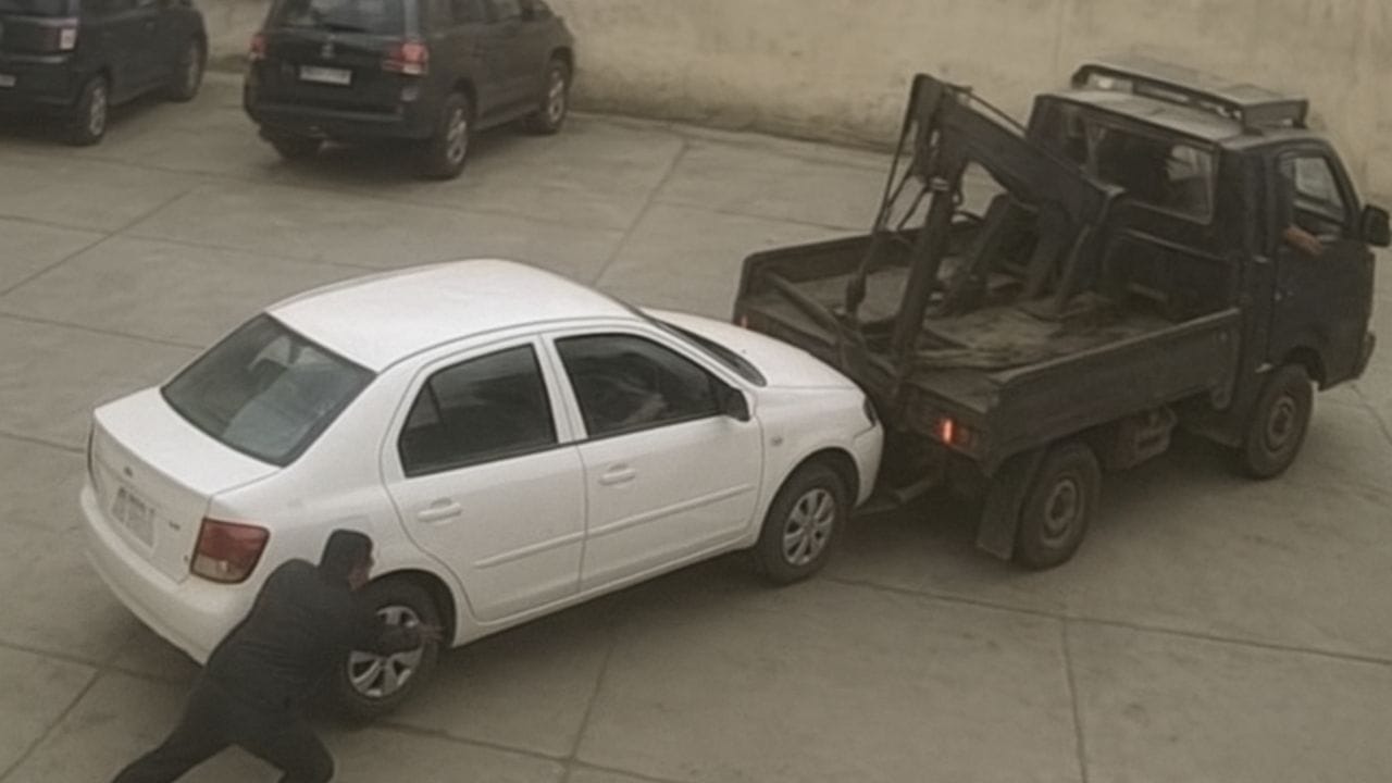 વડોદરામાં લોન રિકવરીના નામે ફરી દાદાગીરી! પાર્કિંગમાંથી કાર ઉઠાઇ જવાની ઘટના CCTVમાં કેદ, જુઓ Video