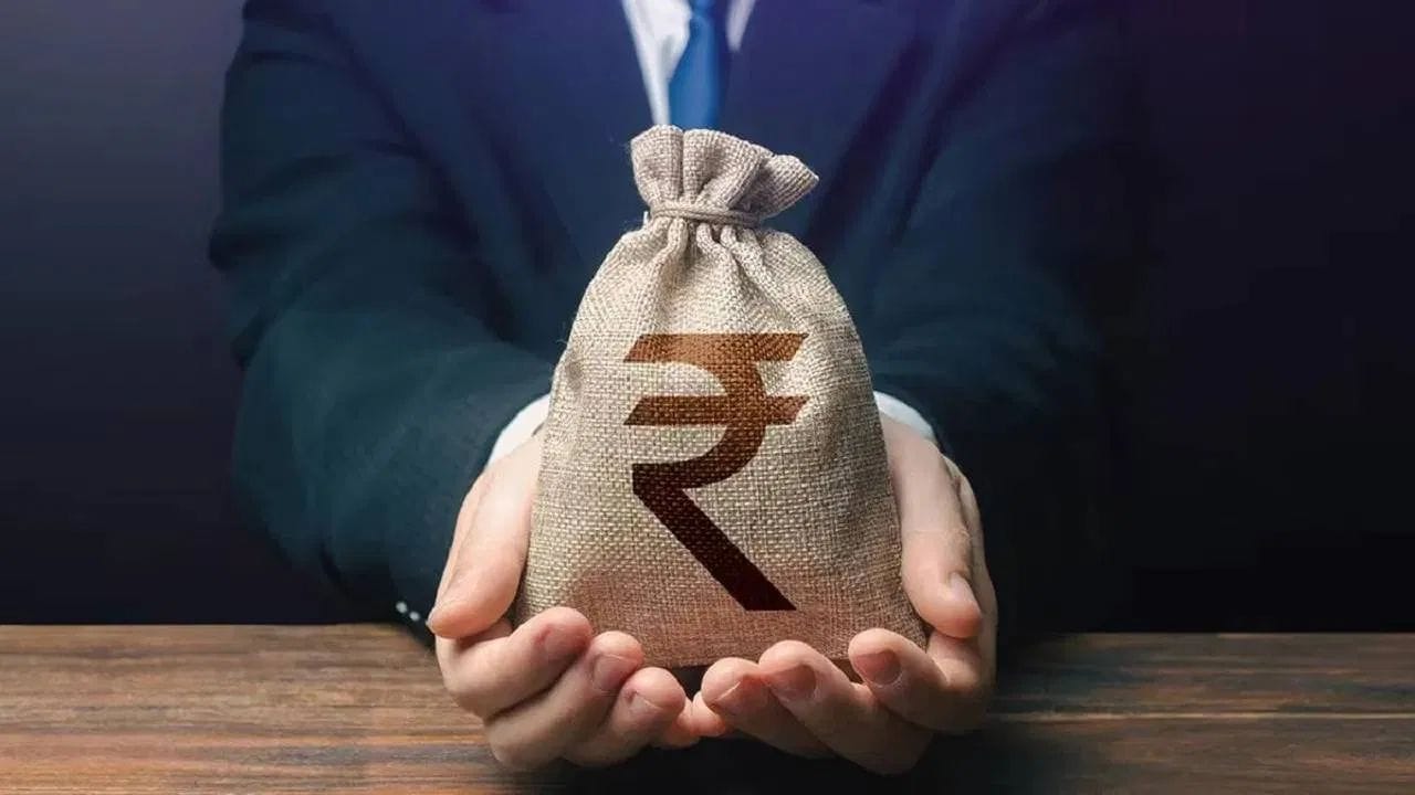 કોઈપણ વ્યક્તિને ગમે ત્યારે પૈસાની જરૂર પડી શકે છે. આ પરિસ્થિતિ માટે દરેક વ્યક્તિએ ઇમરજન્સી ફંડ રાખવું જોઈએ પરંતુ કેટલાક લોકો પાસે ઇમરજન્સી ફંડ પણ નથી હોતું, જેના કારણે તેમની પાસે બેંકમાંથી લોન લેવા સિવાય બીજો કોઈ ઓપ્શન બચતો નથી.