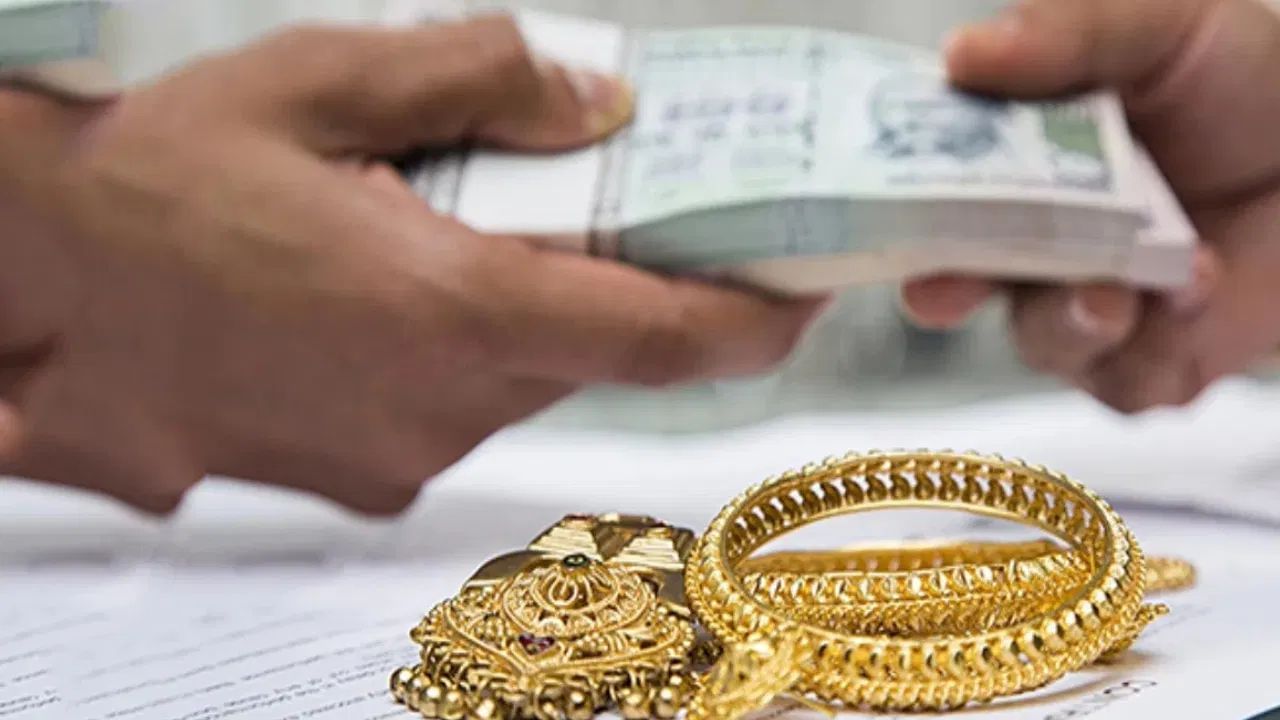 Gold Loan: જો તમારી પાસે સોનું છે, તો તમે બેંકમાંથી ગોલ્ડ લોન પણ લઈ શકો છો. આમાં તમારા CIBIL સ્કોરને ધ્યાનમાં નહીં લેવામાં આવે અને લોનના વ્યાજ દર પણ ઓછા હોય છે.