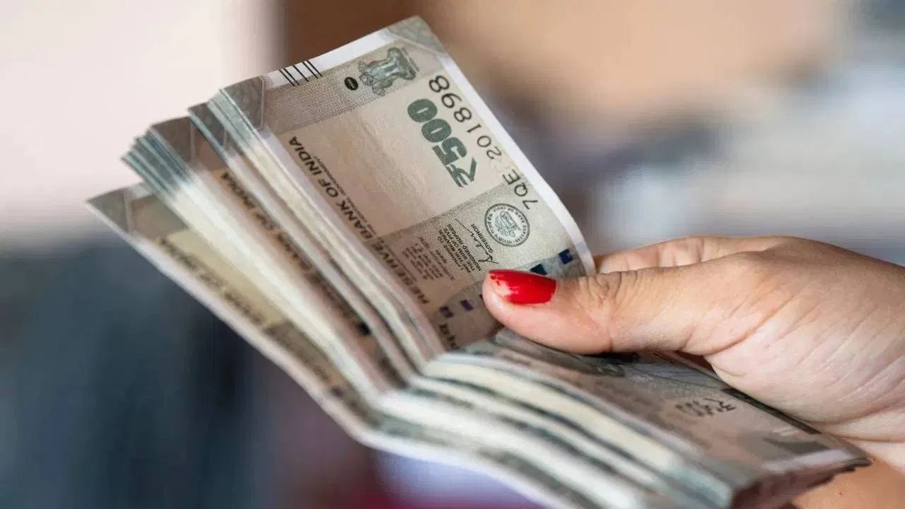 Loan On FD: જો તમારી પાસે બેંકમાં FD હોય, તો તમે તેની સામે લોન લઈ શકો છો. આમાં પણ તમારો CIBIL સ્કોર જોવામાં આવતો નથી. ખાસ વાત એ છે કે, લોનની રકમ FD રકમના 90% સુધીની હોઈ શકે છે.