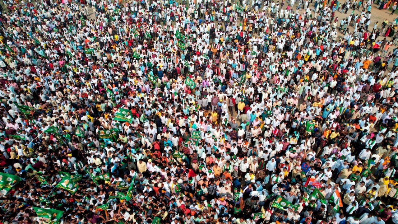 બિહાર વિધાનસભાની કુલ 243 બેઠકો પર ચૂંટણી થઈ હતી. હાર વિધાનસભાની ચૂંટણીમાં એનડીએ ગઠબંધન આ વખતે પાંચ દળો સાથે મેદાનમાં હતી. ભાજપ અને જેડીયુ બંનેએ 243 સભ્યોની વિધાનસભામાં 101- 101 બેઠકો માટે ઉમેદવારો ઉભા રાખ્યા હતા. વધુમાં, લોક જનશક્તિ પાર્ટી (રામવિલાસ) 29 બેઠકો પર ચૂંટણી લડી હતી, જ્યારે રાષ્ટ્રીય લોક મોરચા (આરએલએમ) અને હિન્દુસ્તાની અવમ મોરચા (એચએએમ) 6-6 બેઠકો પર ચૂંટણી લડી હતી.