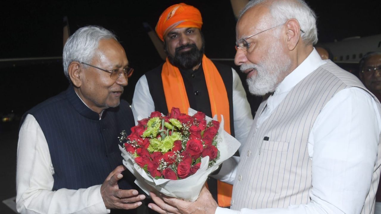  દરેક રાજ્યના મુખ્યમંત્રીઓને અલગ અલગ-પગાર મળે છે. આ માટે કોઈ નિશ્ચિત રકમ નક્કી હોતી નથી. જો બિહારના મુખ્યમંત્રીના પગારની આપણે વાત કરીએ તો. નીતિશ કુમાર બિહારના મુખ્યમંત્રી છે અને તેને દર મહિને 2.15 લાખ રુપિયાનો પગાર મળે છે.