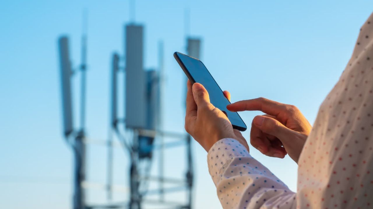 CNAP સત્તાવાર પદ્ધતિનો ઉપયોગ કરીને કોલ કરનારનું સાચું નામ દર્શાવે છે. આ નામ તમારા સિમ કાર્ડની નોંધણી કરતી વખતે તમે આપેલા નામ પરથી આવે છે. જ્યારે કોઈ કોલ આવે છે, ત્યારે સત્તાવાર નામ પહેલા દેખાય છે, ત્યારબાદ તમારું સેવ કરેલું નામ. જો તમે કોઈને મોમ અથવા પ્લમ્બર તરીકે સેવ કર્યું હોય, તો પણ સાચું નામ પહેલા દેખાશે, ત્યારબાદ તમારું પોતાનું નામ દેખાશે.