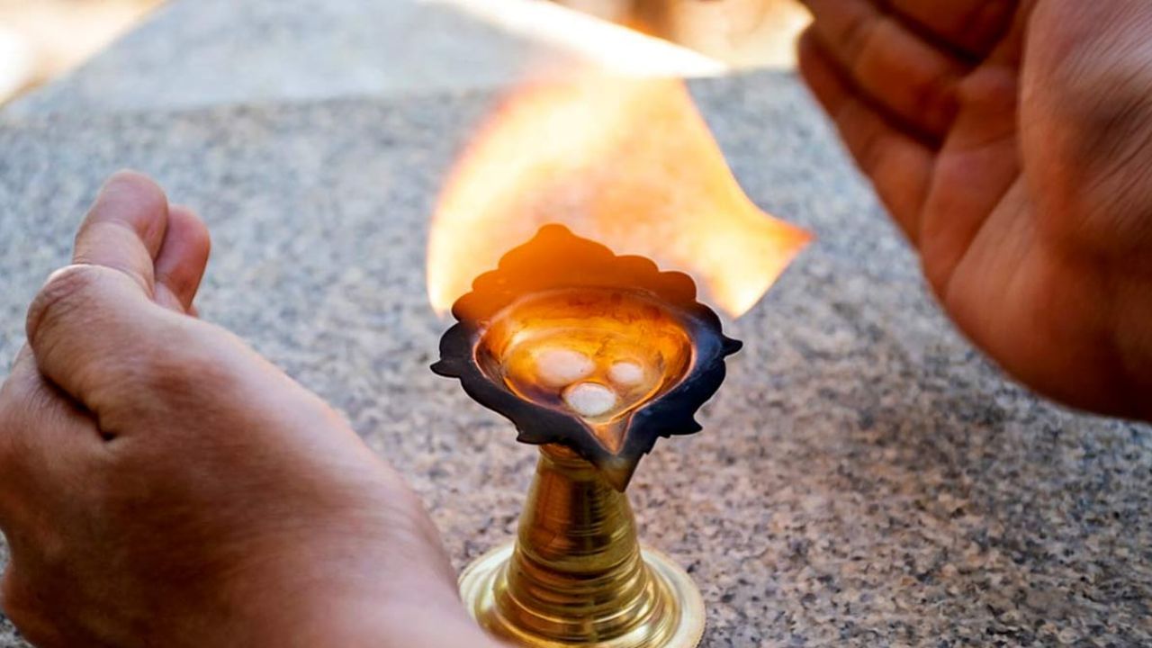 4. ખરાબ નજરથી બચાવે: કપુર ખરાબ નજરથી બચાવવા માટે શ્રેષ્ઠ ઘટક છે. તેમાં લવિંગ ઉમેરવાથી તેની ઉર્જા વધુ વધે છે, જે ખરાબ નજરથી બચાવવા માટે જરૂરી છે. જો તમે ઈચ્છો તો, કોઈપણ નકારાત્મક ઉર્જા અને ખરાબ નજરથી બચાવવા માટે તમે દરરોજ કપૂર બાળીને તમારા ઘરને શુદ્ધ કરી શકો છો.