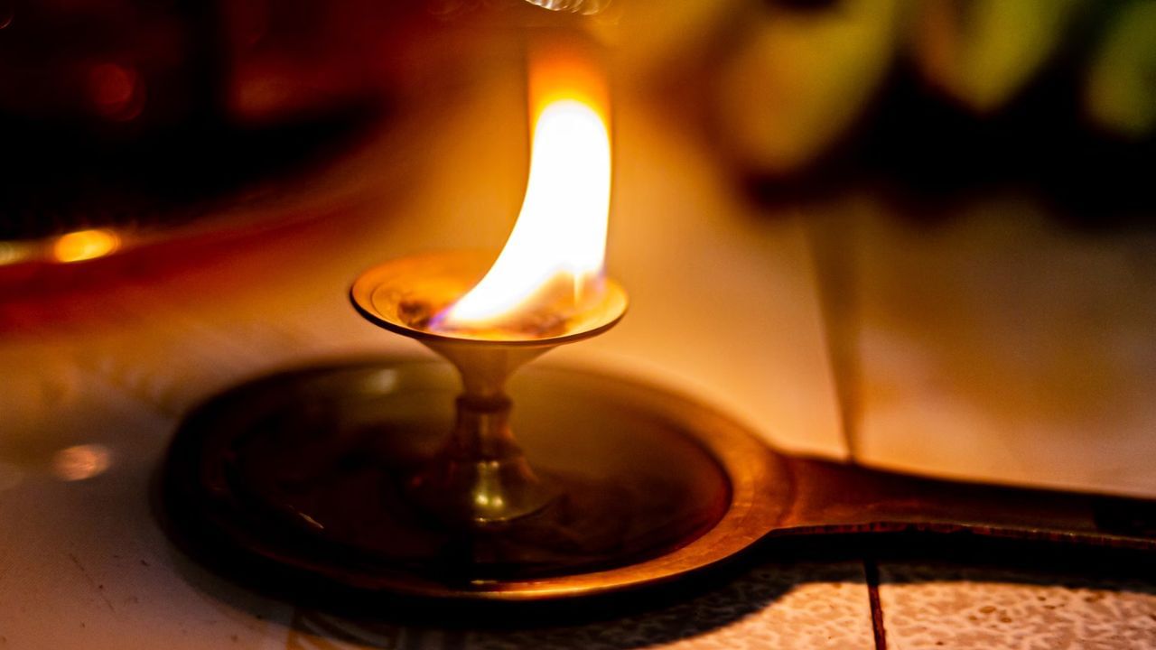 શાસ્ત્રોમાં પણ ઉલ્લેખ છે કે કપૂર ઝડપથી નકારાત્મક ઉર્જા દૂર કરે છે. તબીબી વિજ્ઞાન પણ કપૂરના અનેક ફાયદાઓ જણાવે છે. એકંદરે, ઘરે રોજ કપૂર બાળવાના અનેક ફાયદા છે. આજે, ચાલો આમાંના કેટલાક ફાયદાઓ શોધીએ, જે આપણા ઘરના વાસ્તુ સાથે પણ ખૂબ જ સુસંગત છે.