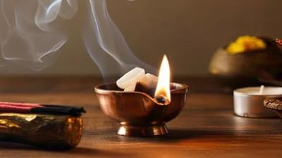 હિંદુ ધર્મમાં, પૂજા દરમિયાન ઘણી વસ્તુઓનો ઉપયોગ જરૂરી છે. કપૂર આમાંથી એક છે. આરતી દરમિયાન કપૂર બાળવાને શુભ માનવામાં આવે છે. કપૂર બાળવાના અનેક ફાયદા છે. 