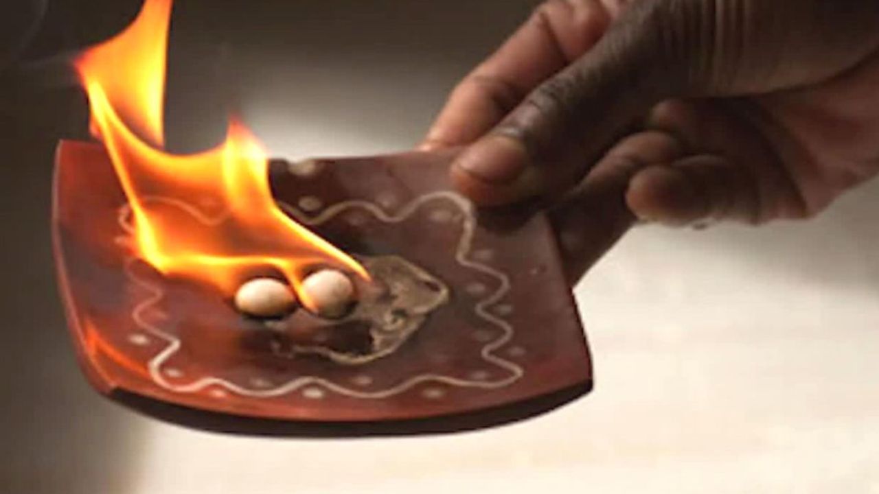 5. ગ્રહોના નકારાત્મક પ્રભાવને દૂર કરે : ગ્રહોના પ્રભાવથી પીડિત લોકો કપૂર બાળીને પણ તેમની મુશ્કેલીઓમાં નોંધપાત્ર ઘટાડો કરી શકે છે. ગ્રહોના પ્રભાવને કારણે જીવનમાં ઘણી બધી બાબતો ખોટી થાય છે. આવી સ્થિતિમાં, ઘરમાં દરરોજ કપૂર બાળવાથી, અન્ય ઉપાયો સાથે, આ બાબતમાં શાંતિ મળશે.