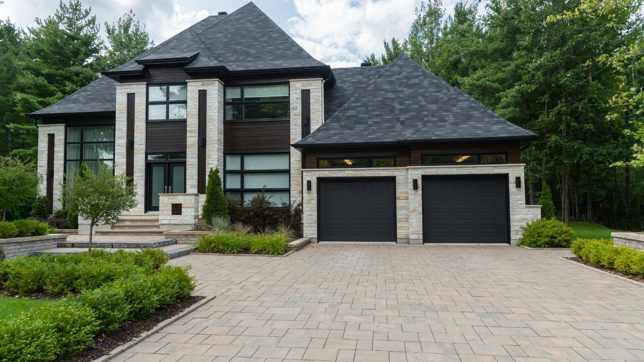 ફક્ત ઘરો જ નહીં, પણ અહીં ની ટેકનોલોજી દરેક જગ્યાને હૂંફાળું અનુભવ કરાવે છે, પછી ભલે તે મોલ હોય, રેસ્ટોરન્ટ હોય કે અન્ય ઇમારતો. ગરમ કપડાં ફક્ત બહાર જવા માટે પહેરવામાં આવે છે. બરફીલા પ્રદેશોમાં, ઘરો અથવા રેસ્ટોરન્ટના દરવાજા પર એક હેંગર હોવું સામાન્ય છે જ્યાં તમે તમારા જાડા જેકેટ અથવા ઓવરકોટને લટકાવી શકો છો, કારણ કે તમને અંદર કોઈ ગરમ કપડાંની જરૂર નથી.