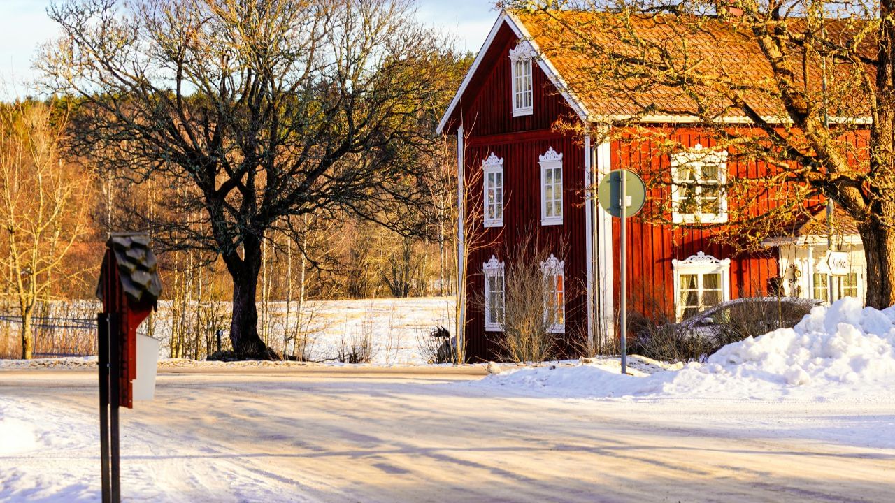 આનો અર્થ એ છે કે જો તમે ફક્ત ઘરની અંદર રહો છો, તો ભારતમાં આકરી શિયાળામાં ટકી રહેવું કેનેડા જેવા બરફીલા દેશમાં રહેવા કરતાં ઘણું સરળ છે. જ્યારે ભારતમાં તાપમાન -40°C સુધી ઘટતું નથી, ત્યારે હિમાચલ પ્રદેશ, ઉત્તરાખંડ, લદ્દાખ અને જમ્મુ અને કાશ્મીર જેવા પર્વતીય પ્રદેશોમાં ભારે ઠંડીનો અનુભવ થાય છે. અહીં ઘરો ઘણીવાર પરંપરાગત પદ્ધતિઓનો ઉપયોગ કરીને બનાવવામાં આવે છે, જેના કારણે ગરમી માટે વીજળી અથવા લાકડા પર ભારે નિર્ભરતા જરૂરી છે. જોકે, કેનેડામાં, ઘરો અલગ રીતે બનાવવામાં આવે છે, વૈજ્ઞાનિક અભિગમ સાથે.આનો અર્થ એ છે કે જો તમે ફક્ત ઘરની અંદર રહો છો, તો ભારતમાં આકરી શિયાળામાં ટકી રહેવું કેનેડા જેવા બરફીલા દેશમાં રહેવા કરતાં ઘણું સરળ છે. જ્યારે ભારતમાં તાપમાન -40°C સુધી ઘટતું નથી, ત્યારે હિમાચલ પ્રદેશ, ઉત્તરાખંડ, લદ્દાખ અને જમ્મુ અને કાશ્મીર જેવા પર્વતીય પ્રદેશોમાં ભારે ઠંડીનો અનુભવ થાય છે. અહીં ઘરો ઘણીવાર પરંપરાગત પદ્ધતિઓનો ઉપયોગ કરીને બનાવવામાં આવે છે, જેના કારણે ગરમી માટે વીજળી અથવા લાકડા પર ભારે નિર્ભરતા જરૂરી છે. જોકે, કેનેડામાં, ઘરો અલગ રીતે બનાવવામાં આવે છે, વૈજ્ઞાનિક અભિગમ સાથે.