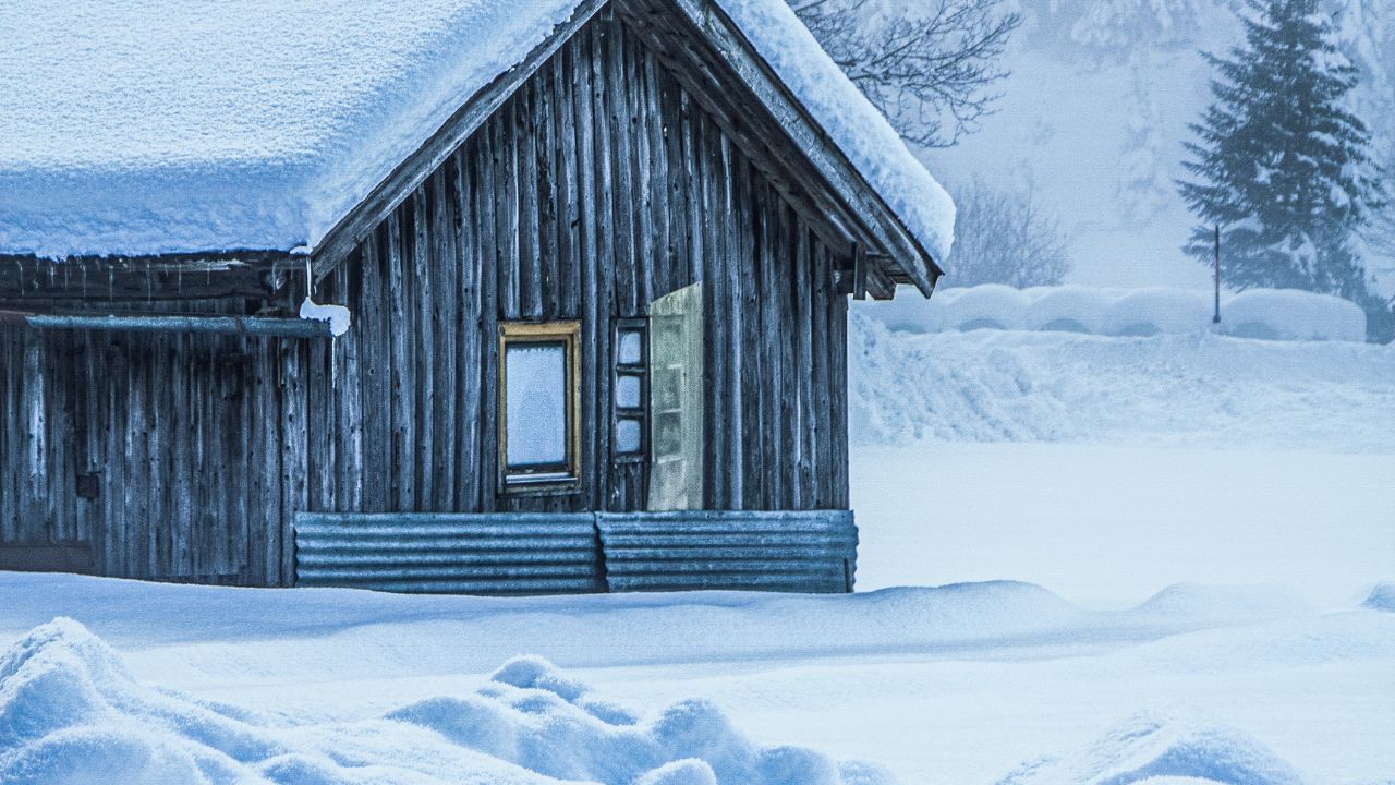 થર્મલ ઇન્સ્યુલેશન - ઘરનું 'ઇનવિઝિબલ જેકેટ' એટલે કે કેનેડામાં, દરેક ઘર એવી રીતે બનાવવામાં આવે છે કે તે આપમેળે થર્મલ શેલ બનાવે છે, એક સ્તર જે તાપમાન જાળવી રાખે છે. દિવાલો, છત અને ફ્લોર પર ફાઇબરગ્લાસ, સ્પ્રે ફોમ અથવા સેલ્યુલોઝ ઇન્સ્યુલેશનનો જાડો સ્તર લાગુ પડે છે. આ સ્તર, વાસ્તવમાં, એક અદ્રશ્ય જેકેટ તરીકે કાર્ય કરે છે, બહારની ઠંડીને અવરોધે છે અને ગરમીને અંદર રાખે છે. આનાથી લાંબા સમય સુધી હીટર ચલાવવાની જરૂરિયાત દૂર થાય છે, જેનાથી તાપમાન સતત રહે છે.