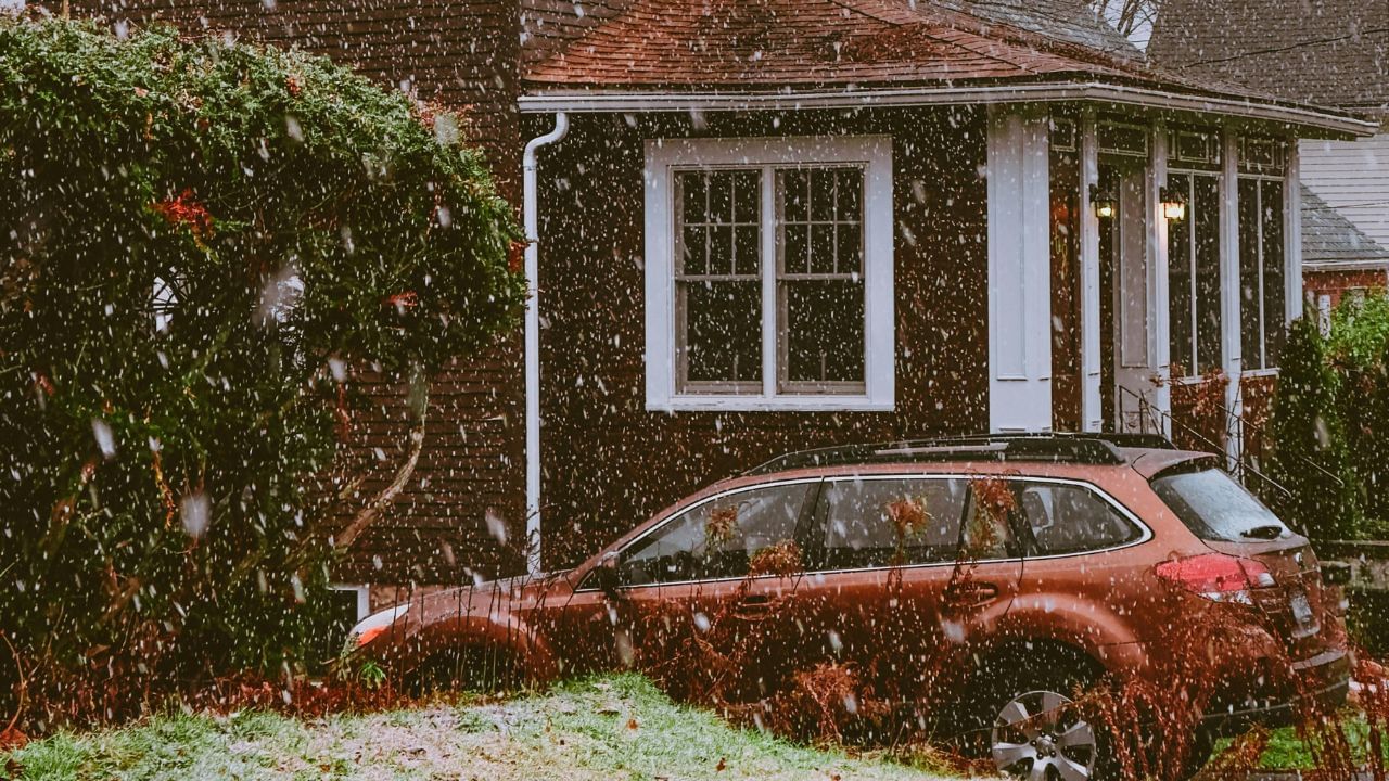 કેનેડામાં ઘરો બનાવતી વખતે, દરેક નાની તિરાડ, છિદ્ર અને સાંધા સંપૂર્ણપણે સીલ કરવામાં આવે છે. આને એર સીલિંગ કહેવામાં આવે છે. આનો અર્થ એ છે કે સ્પ્રે ફોમ, ટેપ અને સીલંટ દિવાલો, બારીઓ, દરવાજા અને ફ્લોરની કિનારીઓ પર લગાવવામાં આવે છે જેથી હવા અંદર પ્રવેશતી અટકાવી શકાય. પરિણામે, ન તો ઠંડી હવા પ્રવેશી શકે છે અને ન તો ગરમ હવા બહાર નીકળી શકે છે. આ ઘરની અંદરનું તાપમાન સ્થિર અને આરામદાયક રાખે છે, ભલે તે બહાર ઠંડુ હોય.