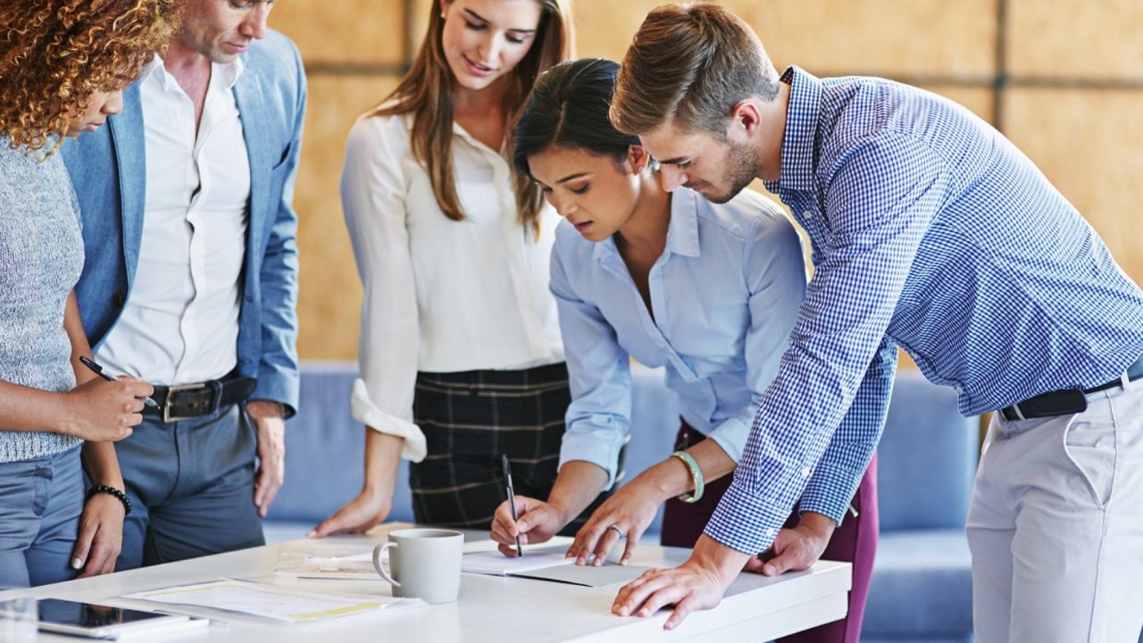 એક વાસ્તવિક સ્મિત આખા ચહેરા પર દેખાય છે, ખાસ કરીને આંખોમાં. ઉપરછલ્લું સ્મિત હોઠ સુધી મર્યાદિત હોય છે અને તેમાં કોઈ લાગણી હોતી નથી. ચાણક્યના મતે, ઓફિસમાં એવા લોકોથી સાવચેત રહો જેઓ બીજાના દુઃખ પર હસે છે અને તેમની લાચારીનો લાભ પણ લે છે, કારણ કે તેઓ બીજાના દુઃખને જોવાનો આનંદ માણે છે. એવા લોકોથી દૂર રહેવું શ્રેષ્ઠ છે જેઓ બીજાની મજાક ઉડાવતા સમયે મજાક ઉડાવવામાં આવે તે સહન કરી શકતા નથી. આ તેમના અહંકાર અને અસલામતી દર્શાવે છે.