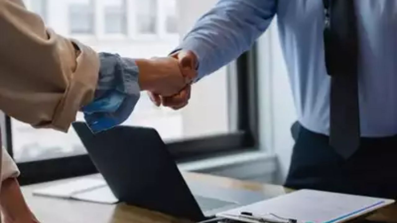 વ્યક્તિનું સાચું પાત્ર તેમના કોઈ કામના ન હોય તેવા લોકો સાથે કેવી રીતે વર્તે છે તેના પરથી નક્કી થાય છે. જેઓ હોટેલ સ્ટાફ, ડ્રાઇવરો, પ્રાણીઓ અથવા અજાણ્યા લોકો સાથે આદરપૂર્વક વર્તે છે જેઓ મદદ માટે તેમની પાસે આવે છે તેઓ સામાન્ય રીતે સારા સ્વભાવના હોય છે. પરંતુ જો તેઓ પોતાનાથી નીચા લોકો સાથે કઠોર અને આપણા પ્રત્યે વધુ પડતા નમ્ર હોય, તો તેઓ ખૂબ જ ખતરનાક છે. જ્યારે તેઓ આપણાથી કંટાળી જાય છે, ત્યારે તેઓ આપણને છોડીને જવાનું એક ક્ષણ પણ વિચારતા નથી.